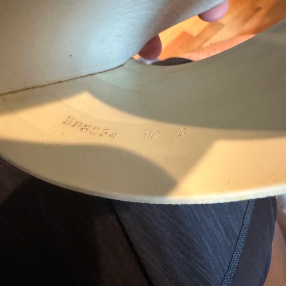 Gucci Slide 100% Authentic Size 10 *Right shoe only* - Picture 3 of 4